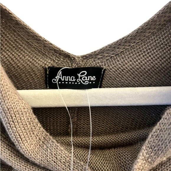 Poncho. Sweater style one size fits most. Olive green with tassel decoration. - Picture 4 of 6